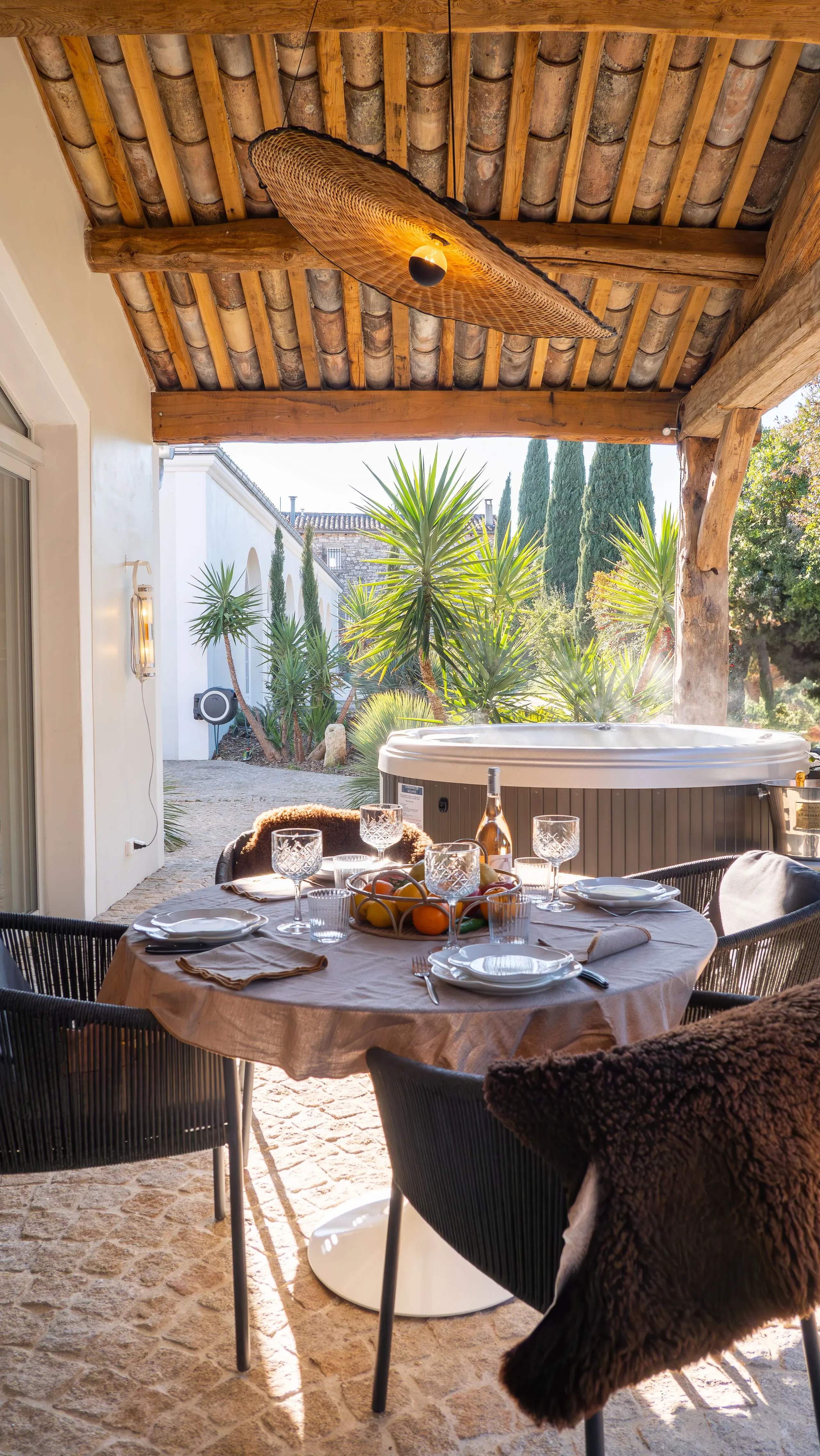 Terrasse extérieure avec jacuzzi et table dressée