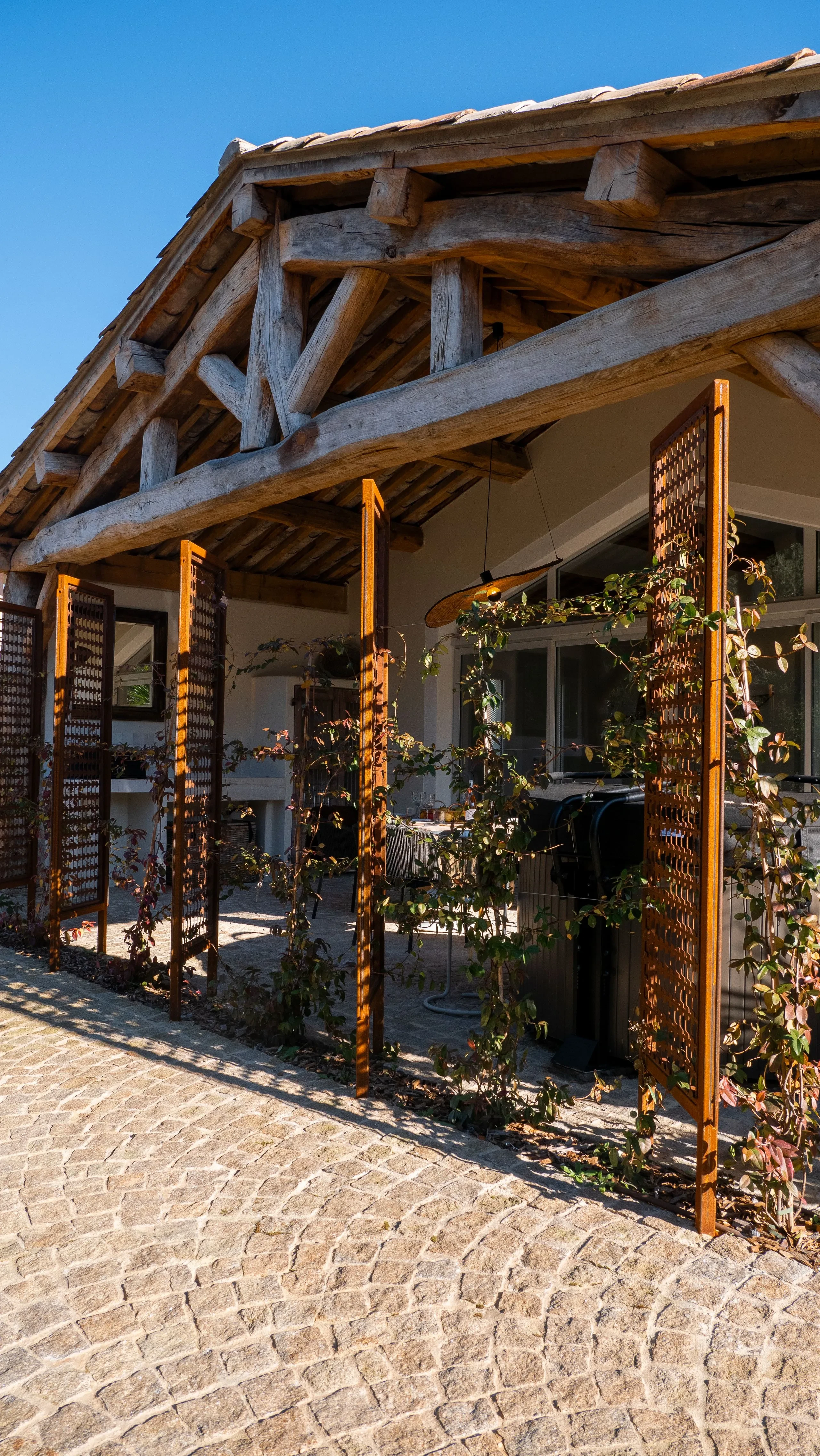 Pergola en bois avec treillis et plantes grimpantes