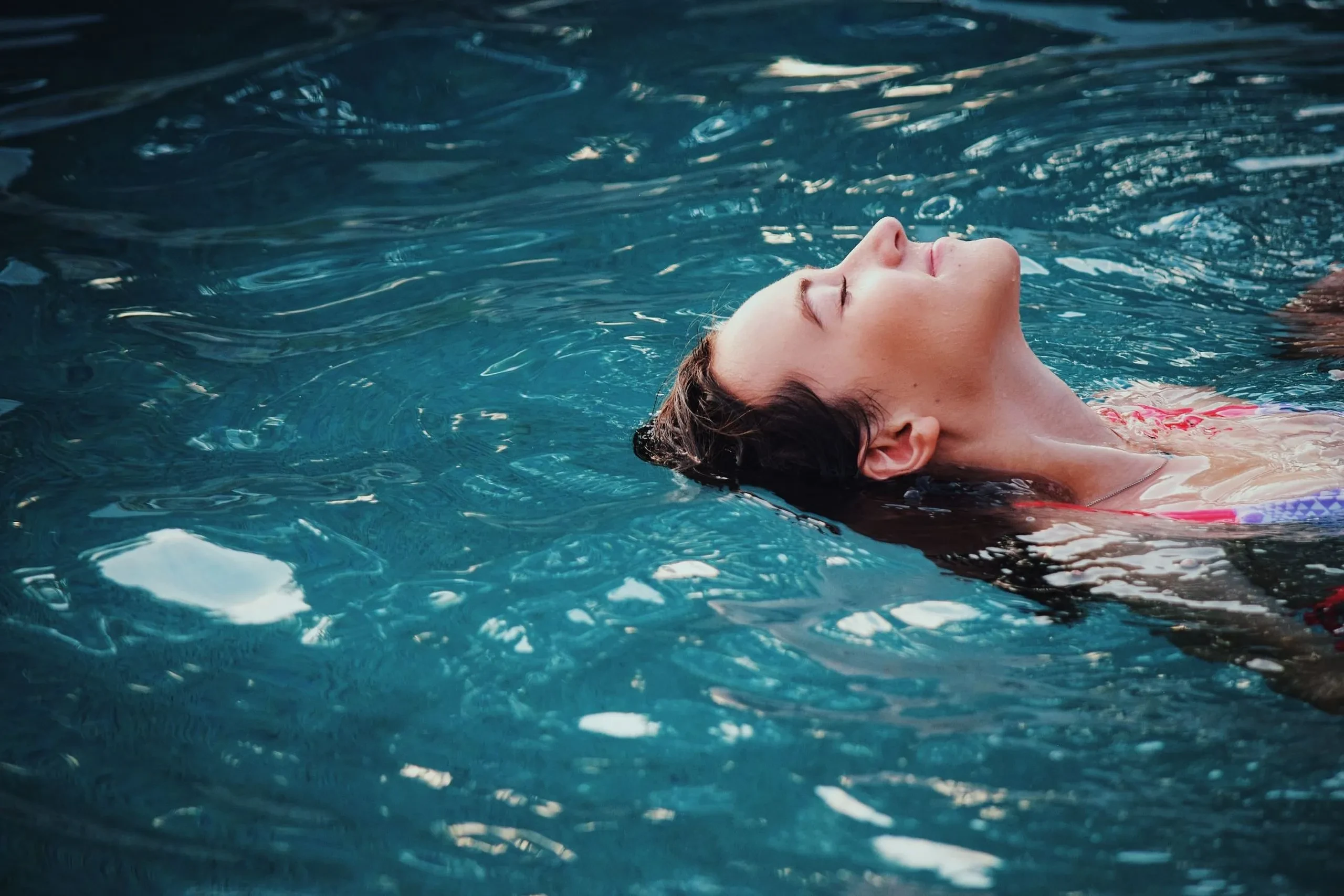 Personne flottant paisiblement dans l'eau bleue