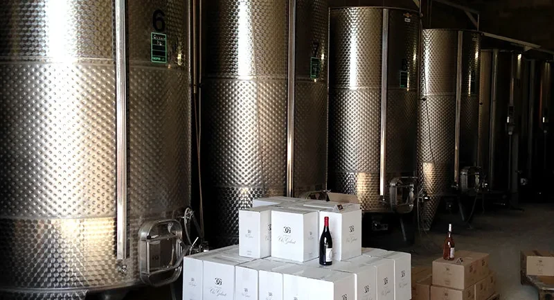 Cuves vin et cartons dans une cave à vin.