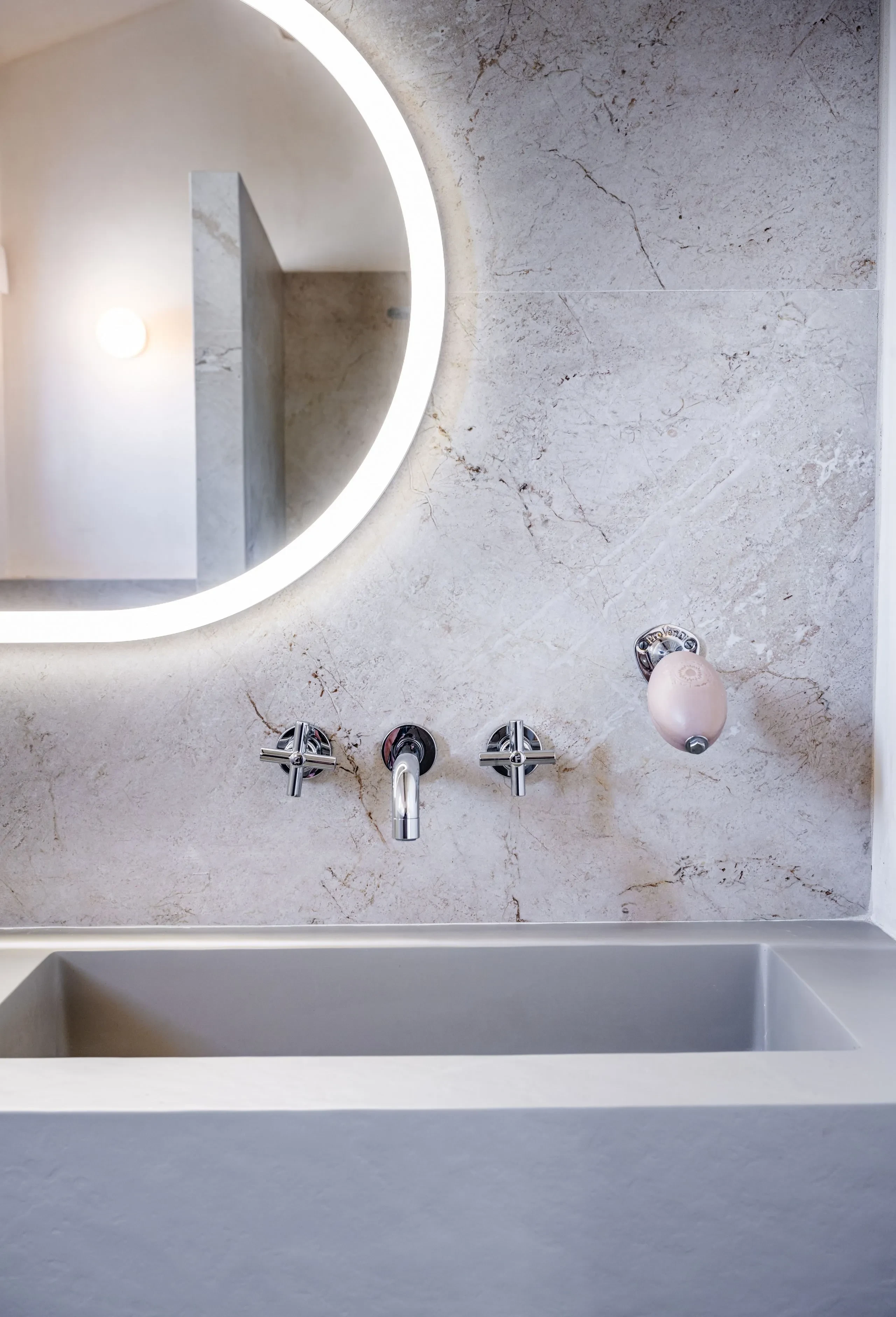 Salle de bain moderne avec miroir éclairé