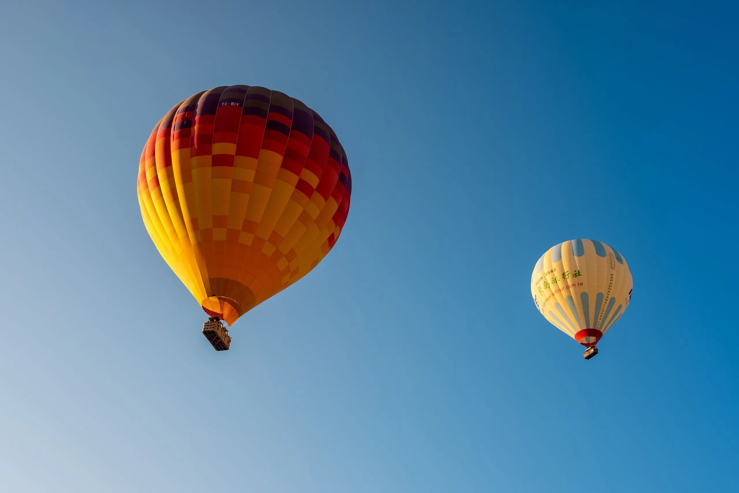 Montgolfières colorées dans le ciel bleu clair.