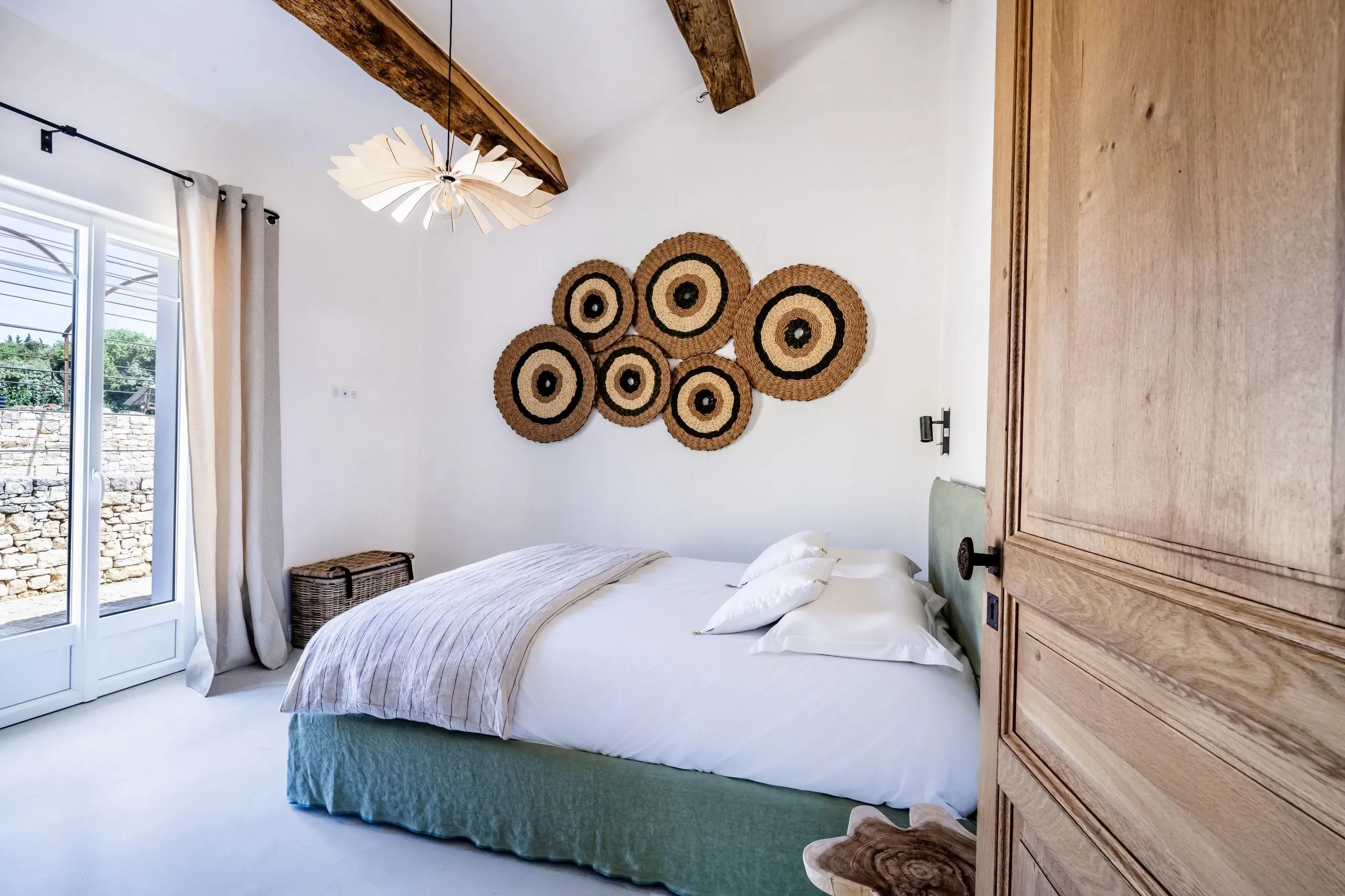Chambre minimaliste avec décoration murale circulaire.