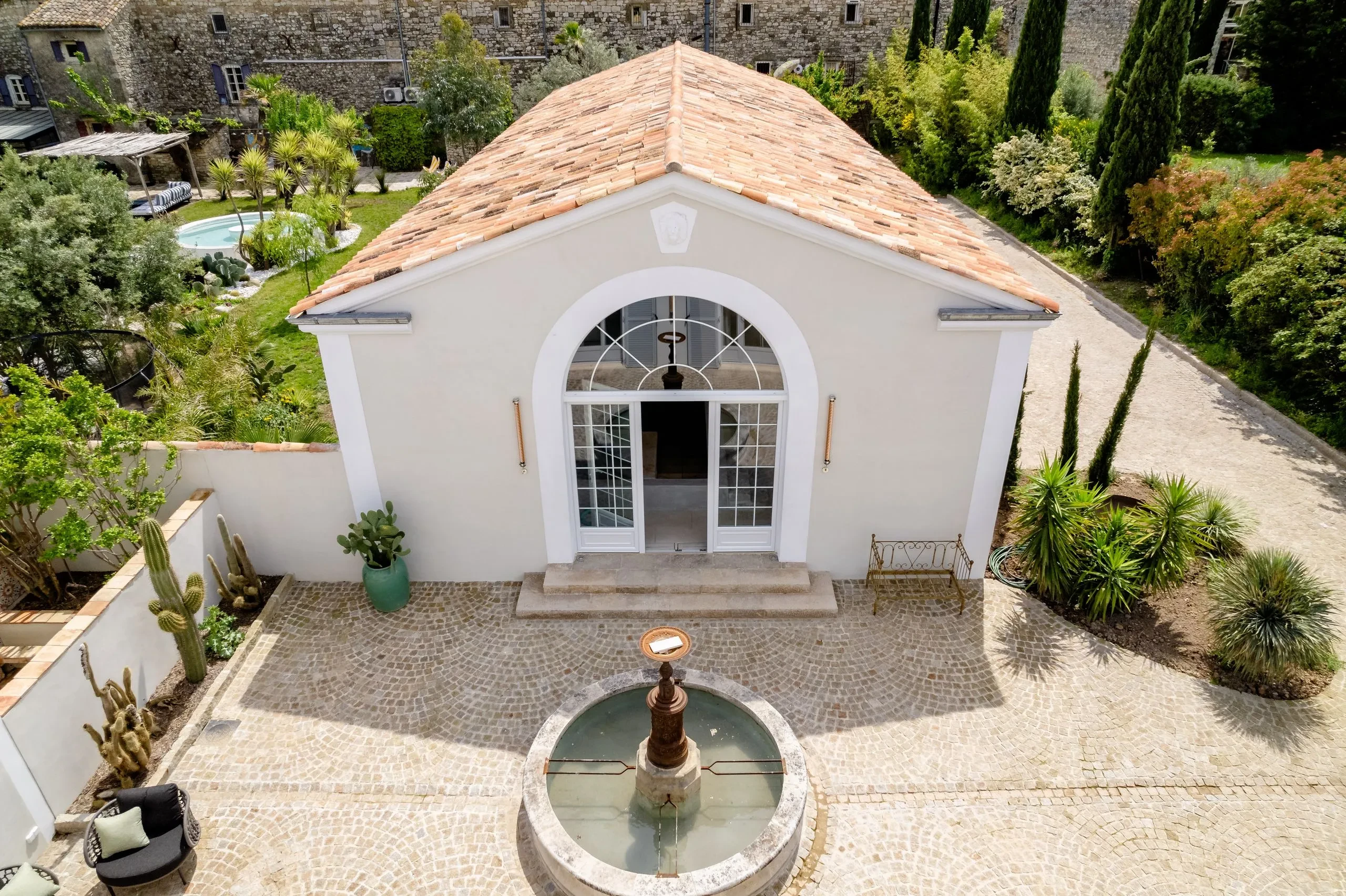 Villa avec jardin et fontaine centrale en Provence.