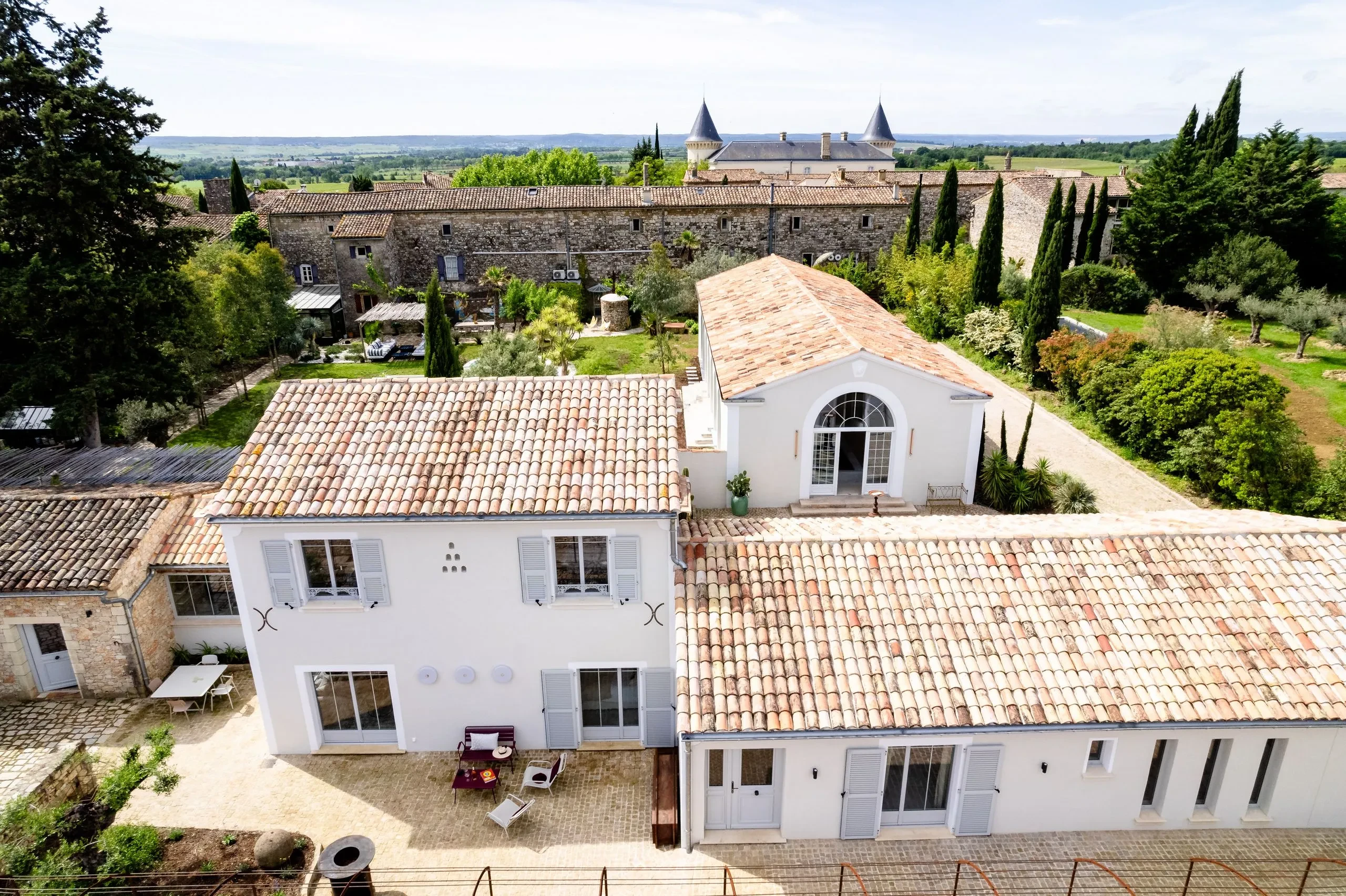 Maison provençale avec jardin et vue sur château.