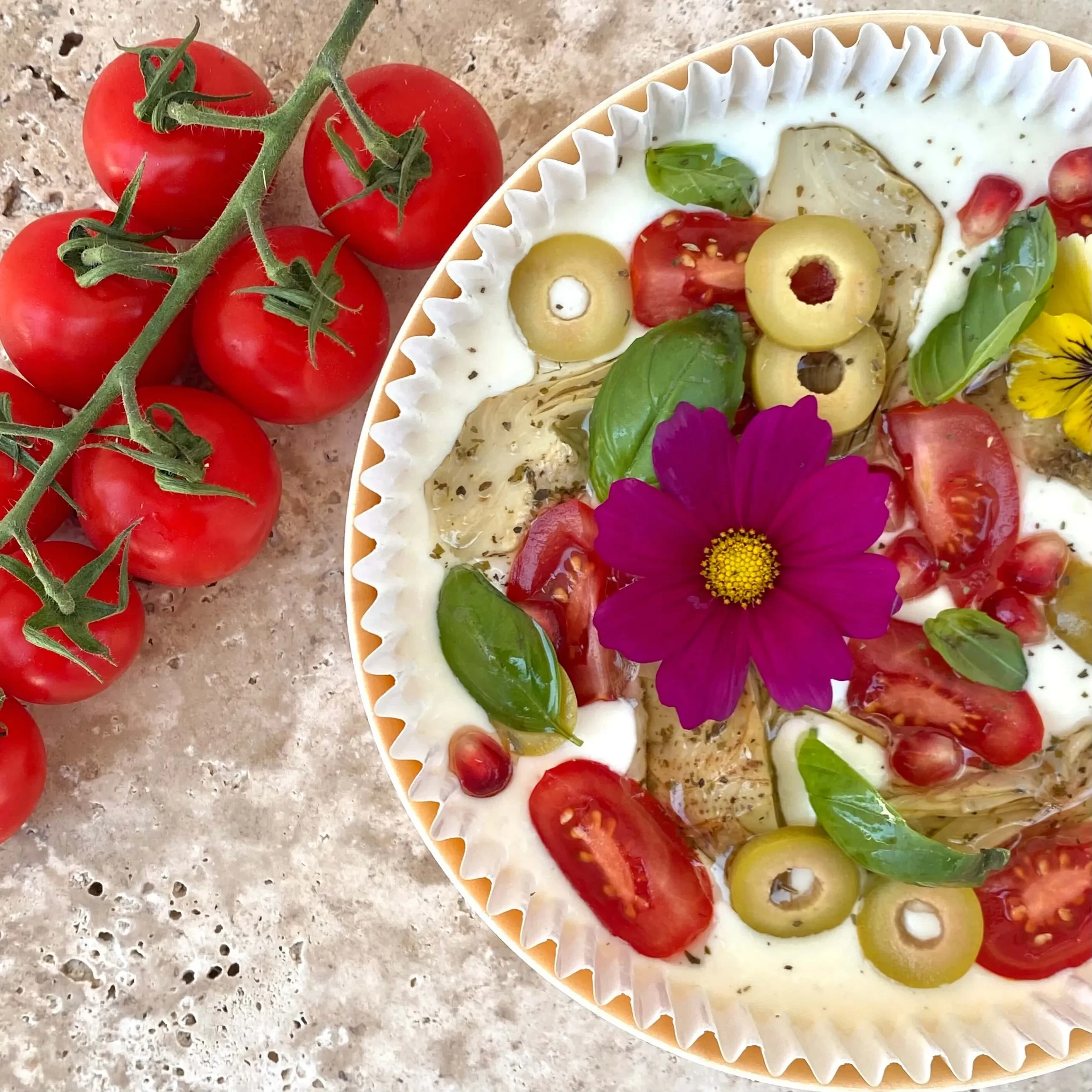 Salade colorée avec tomates et fleurs comestibles.