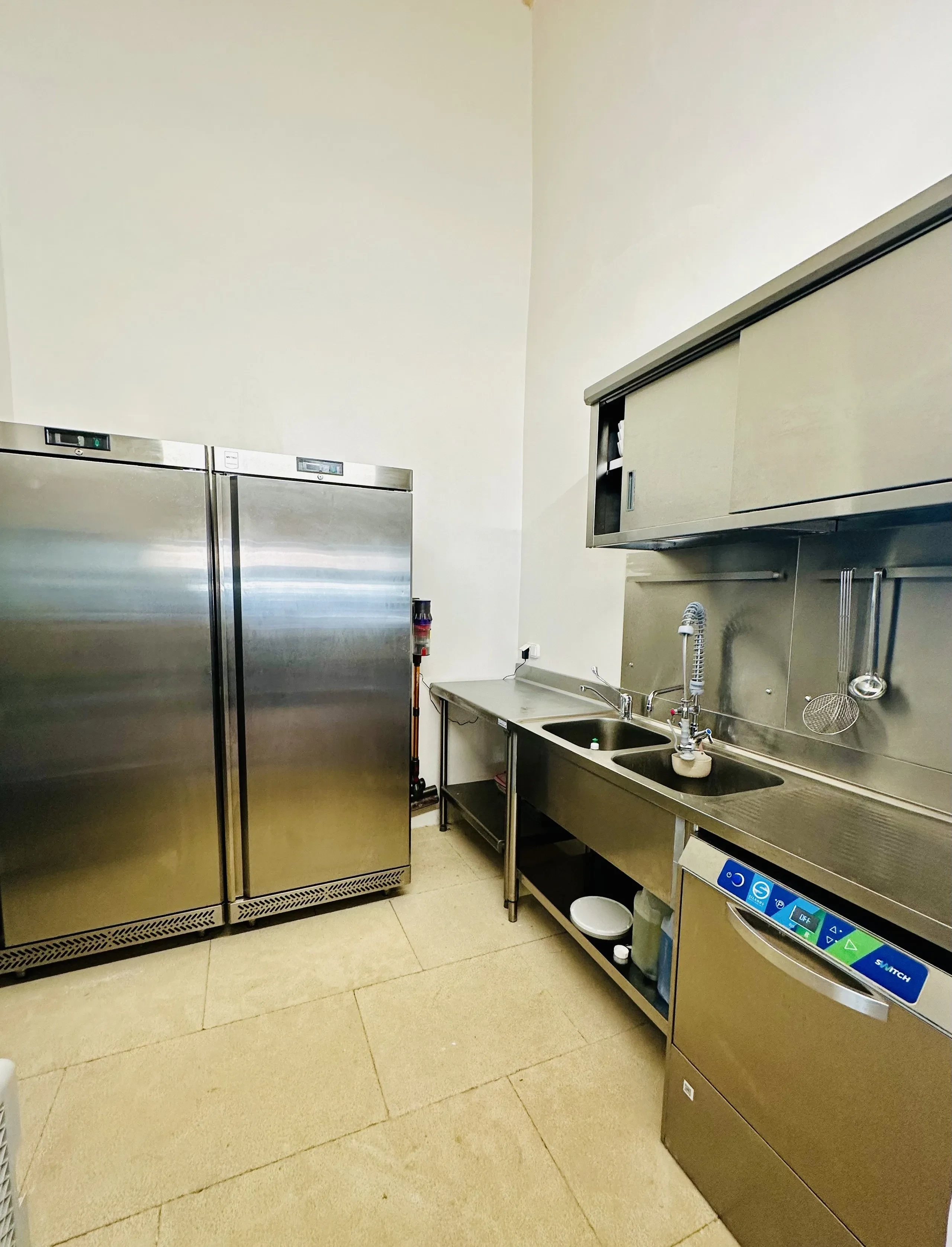Cuisine professionnelle avec équipements en acier inoxydable.
