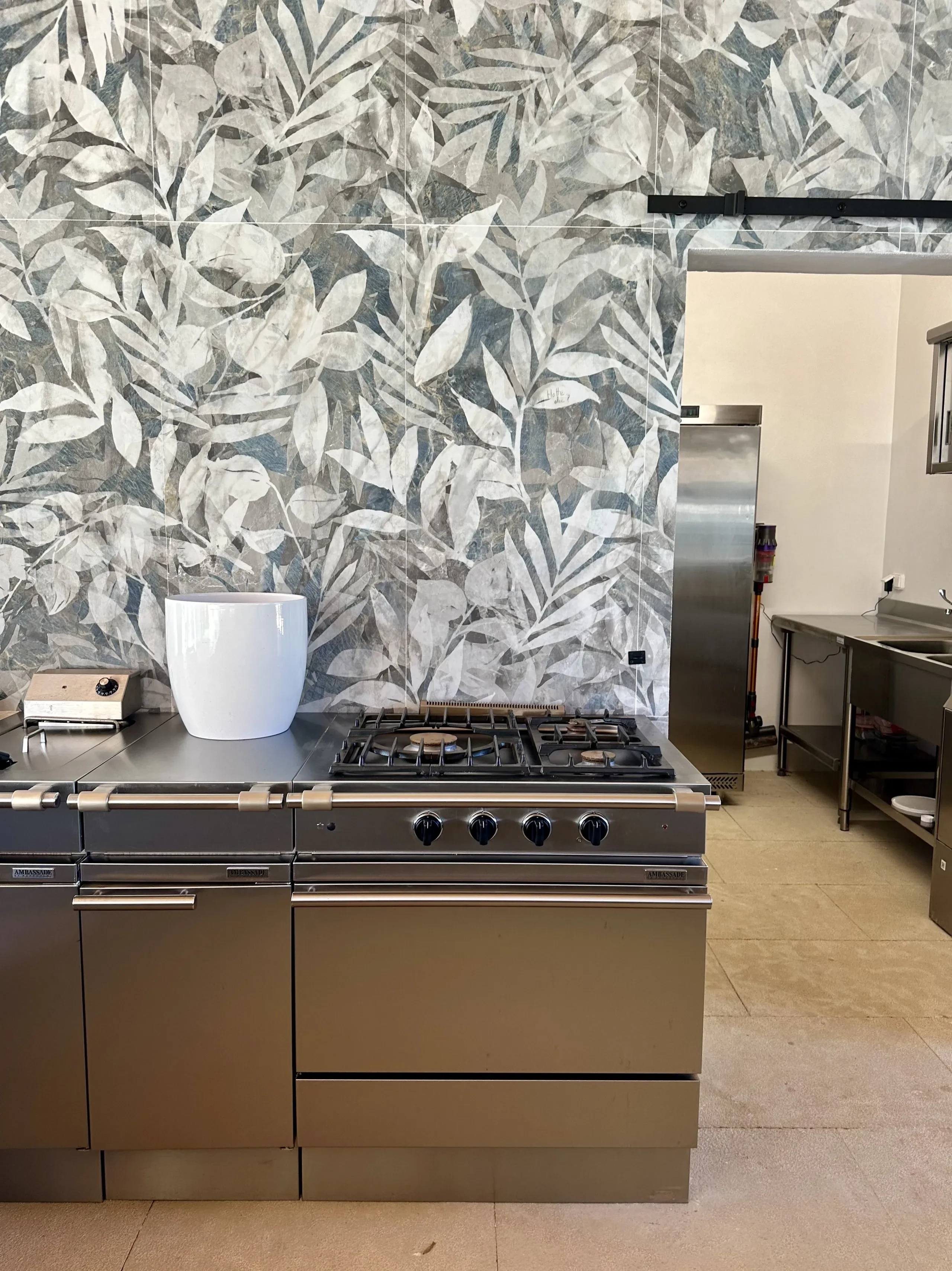 Cuisine moderne avec motif de feuilles murales