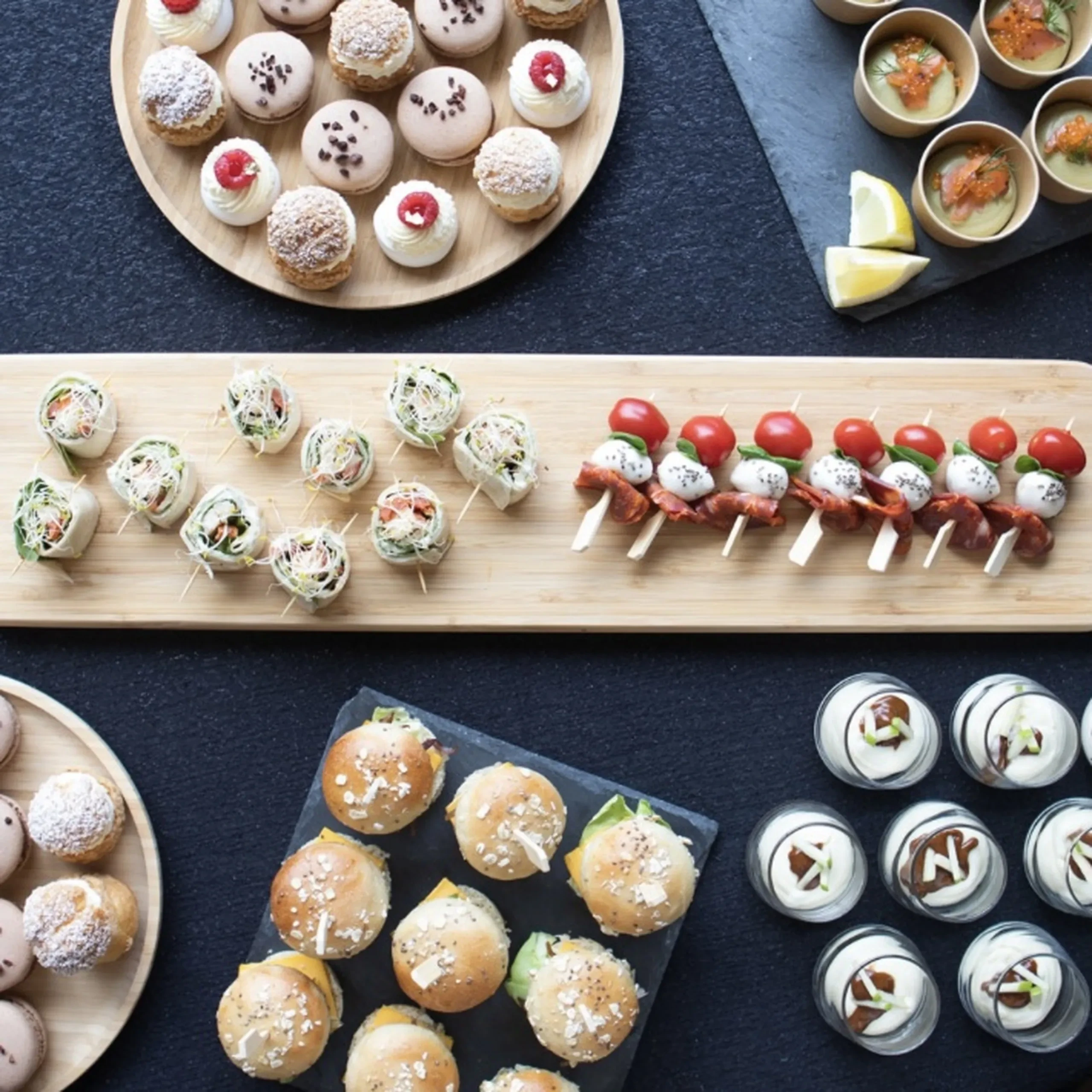 Plateau de hors-d'œuvre variés pour cocktail.