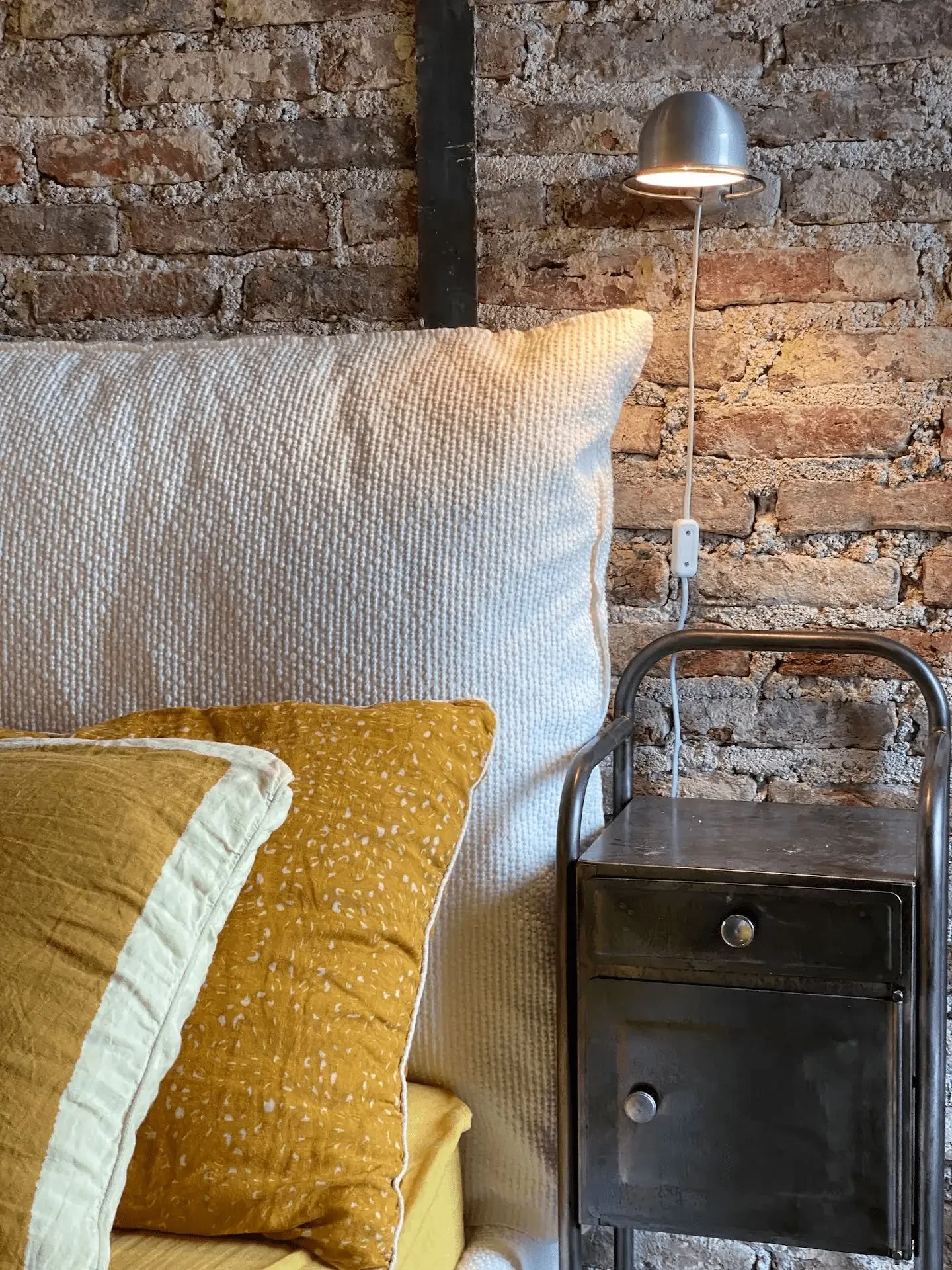Chambre rustique avec lampe et oreillers jaunes