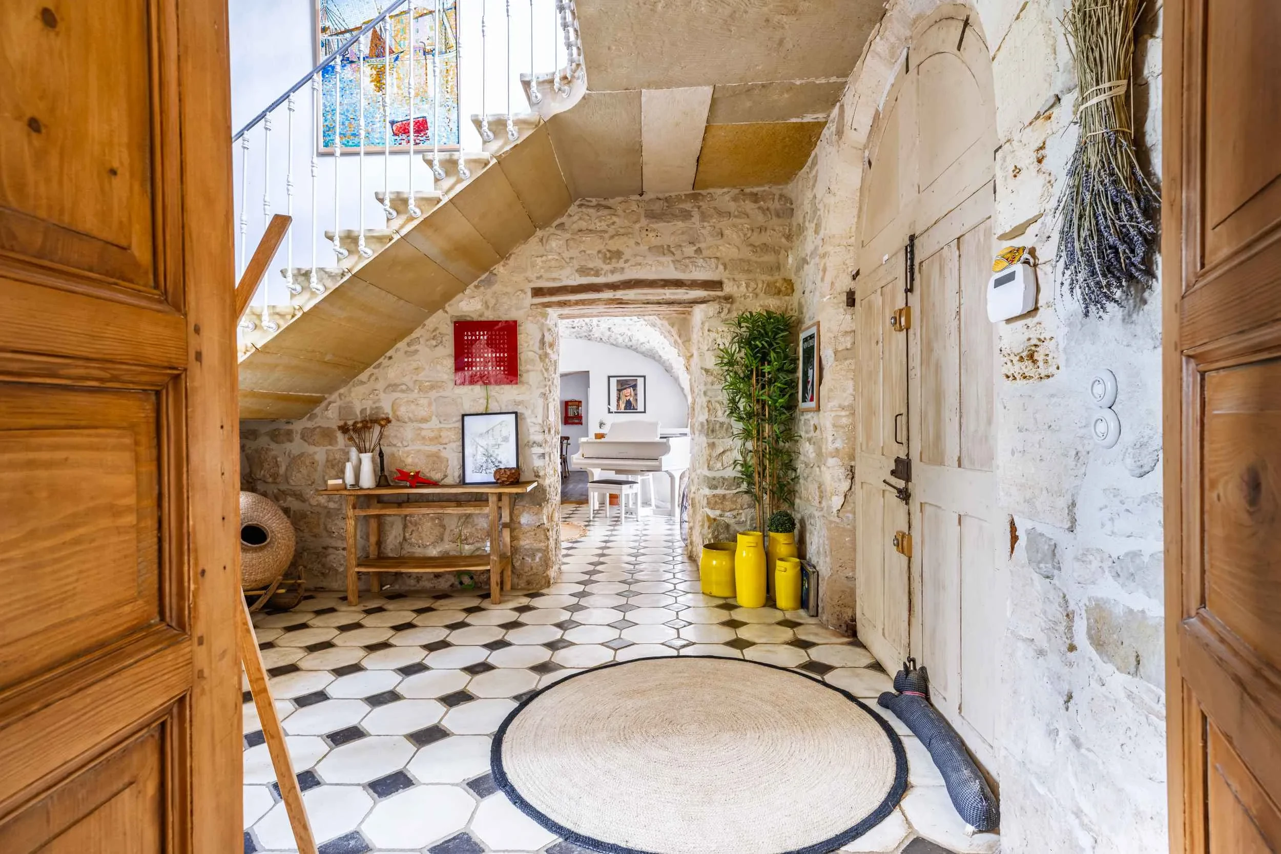 Entrée avec escalier et décor rustique, vases jaunes