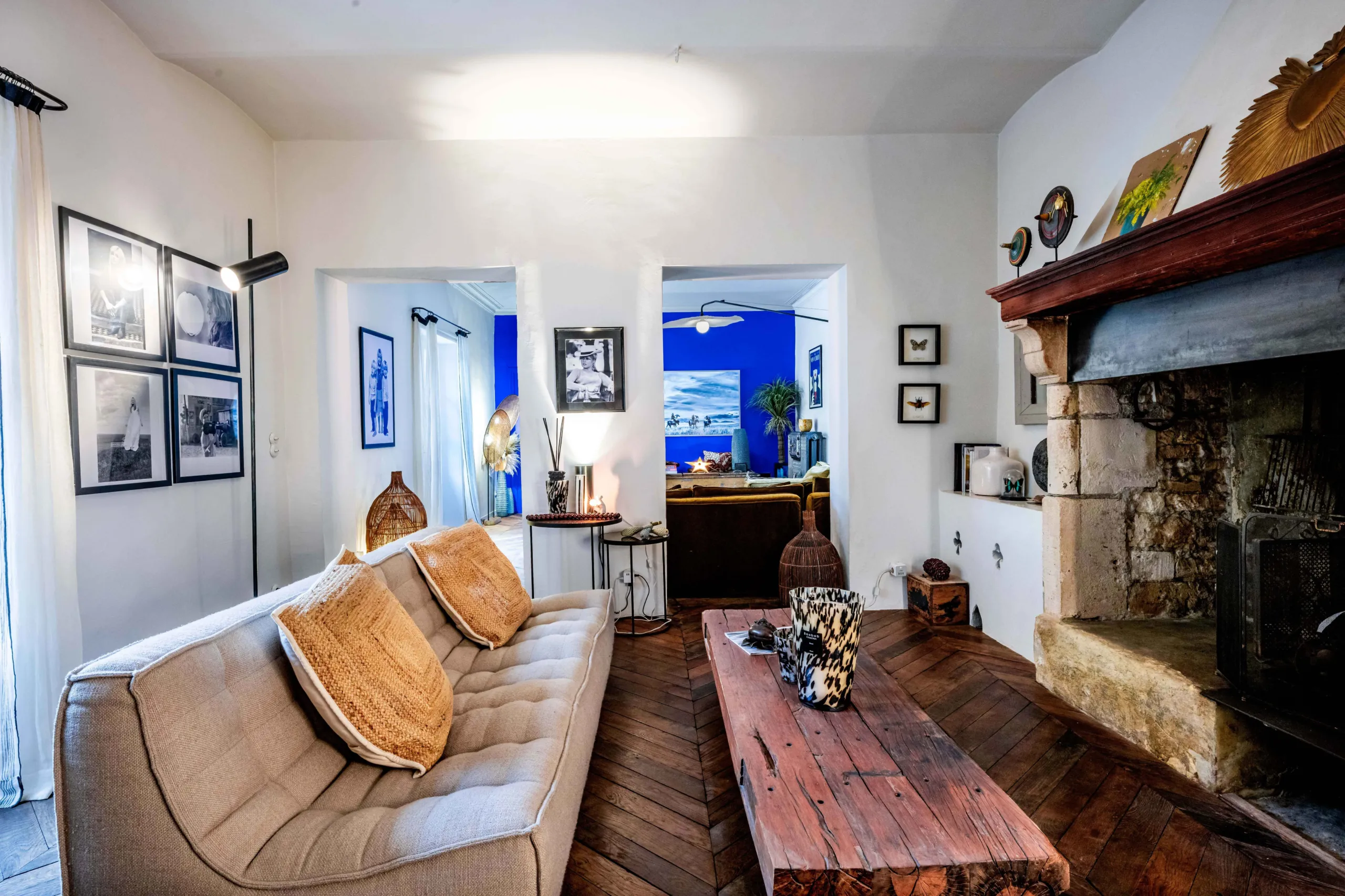 Salon confortable avec décoration moderne et cheminée.