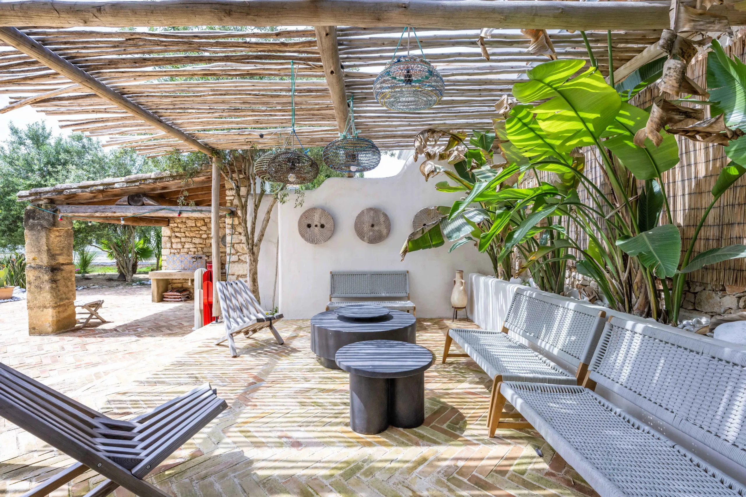 Terrasse extérieure avec mobilier en bois et plantes.
