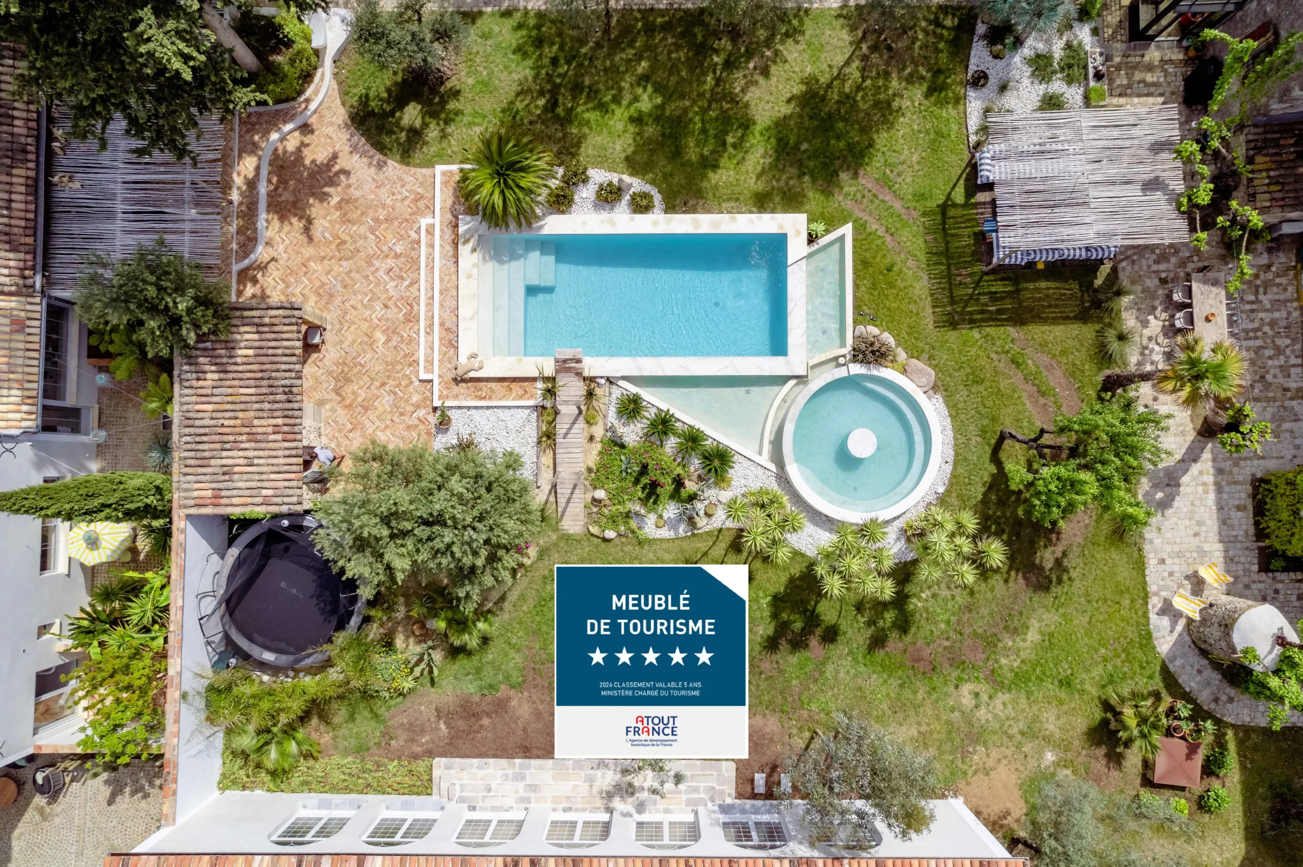 Vue aérienne maison avec piscine et jardin.