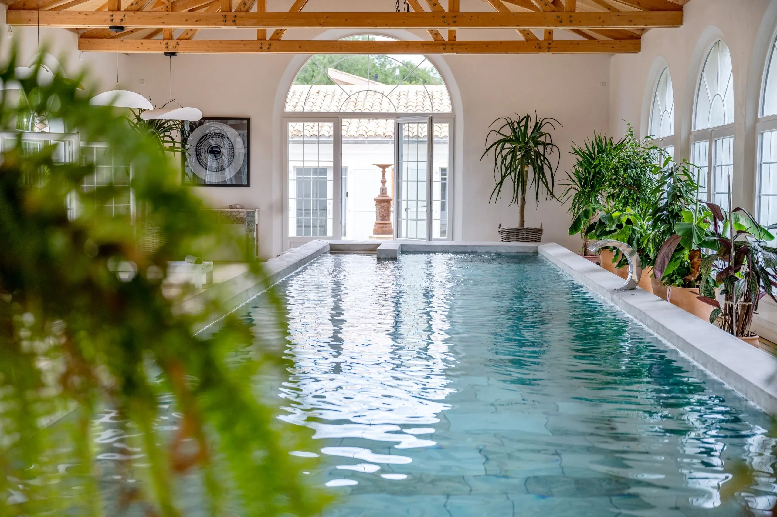 Piscine intérieure avec plantes tropicales
