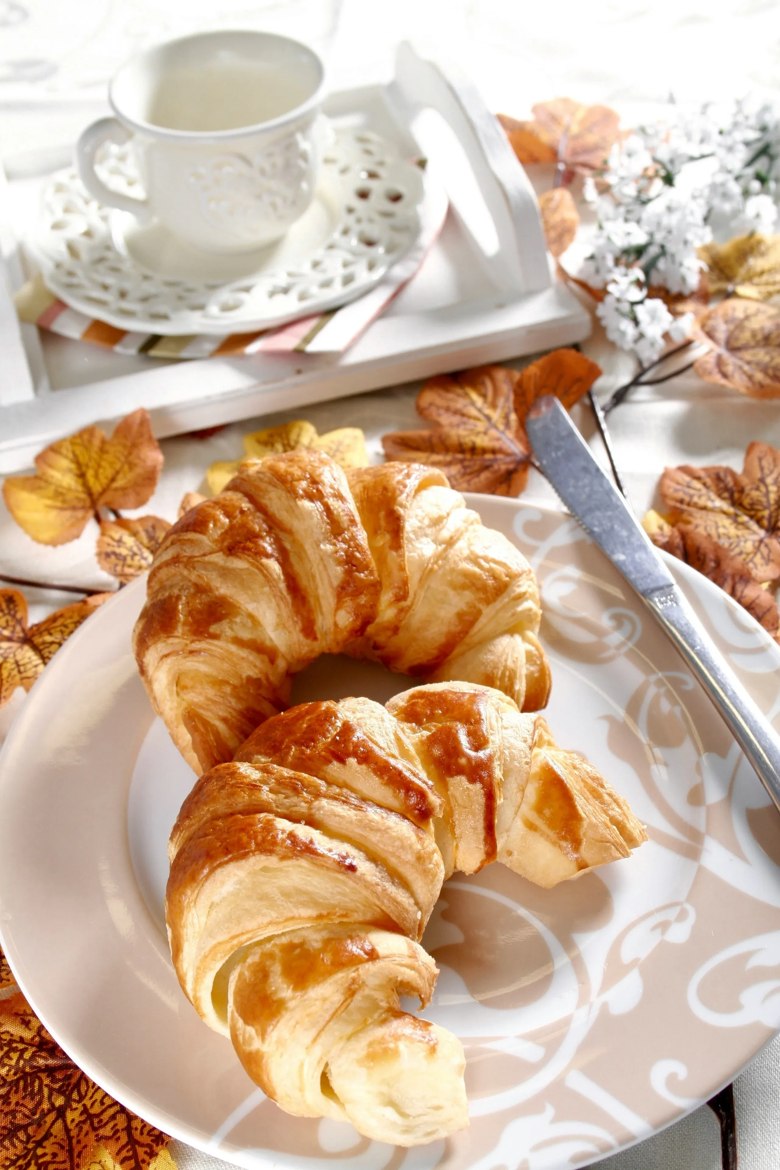 Petit déjeuner avec croissant et thé.
